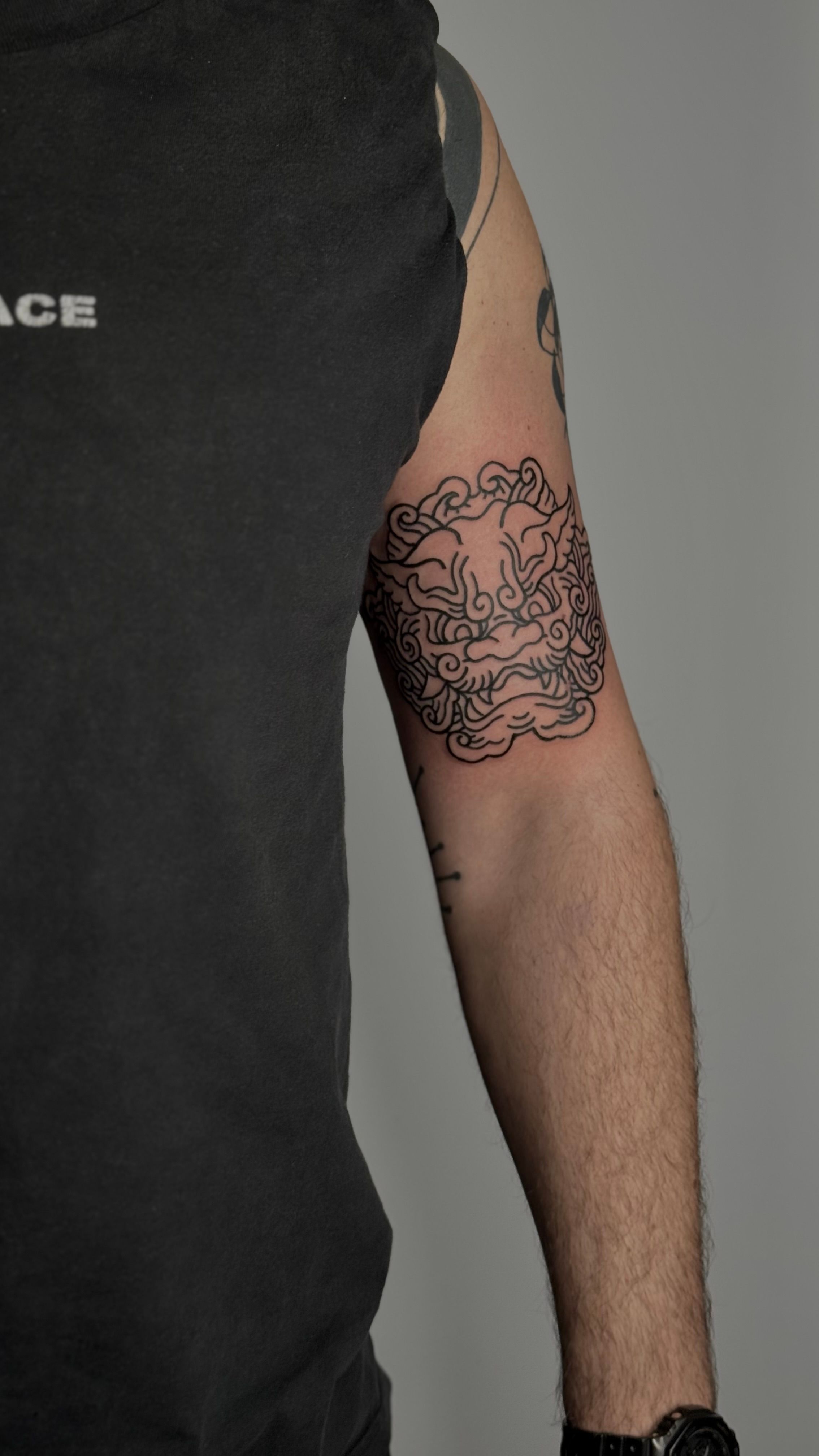 foo dog oberarm im Ornamental Style auf von debo.studio in Freiburg Breisgau