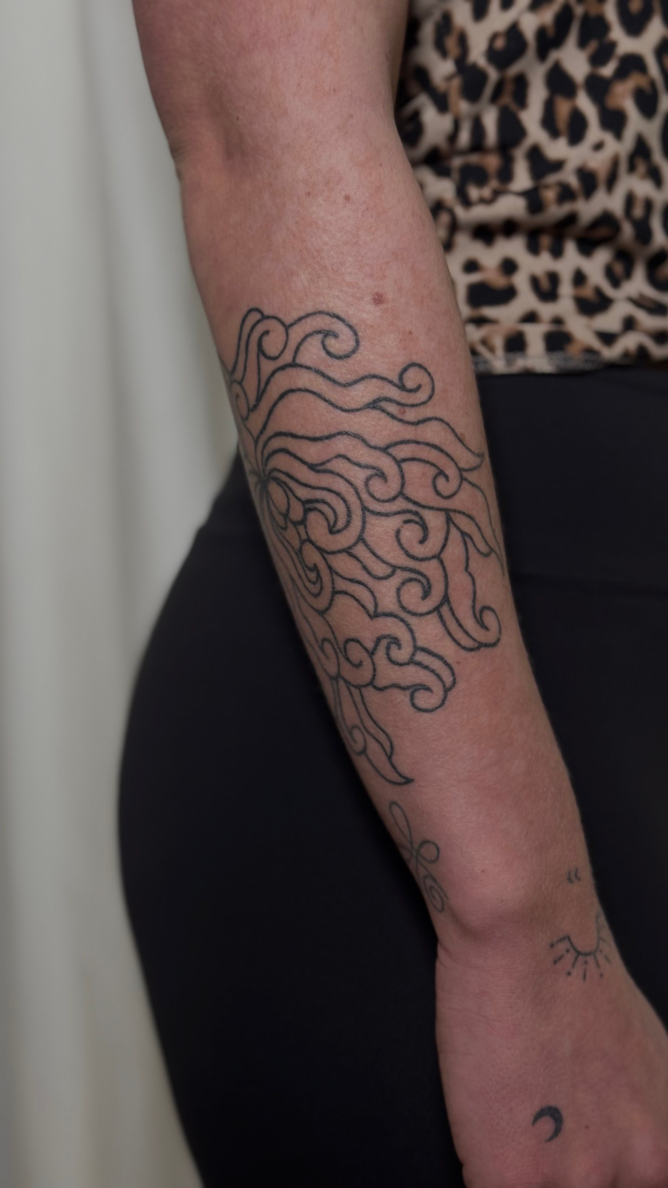 ornamental flower im Style auf Unterarm von debo.studio in Freiburg Breisgau