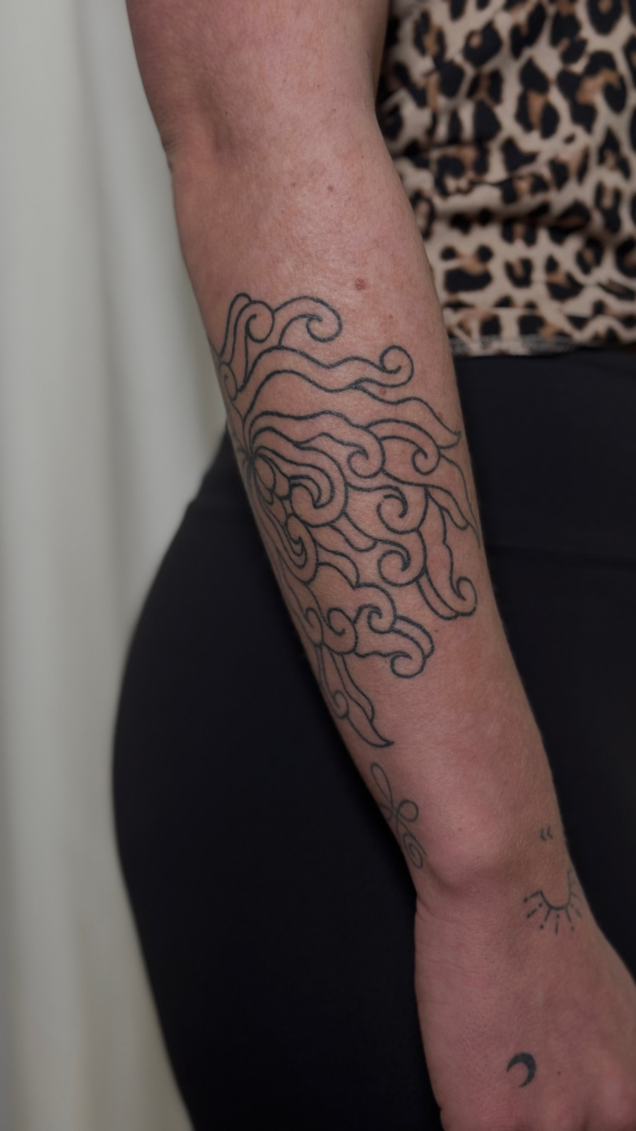 ornamental flower im Style auf Unterarm von debo.studio in Freiburg Breisgau
