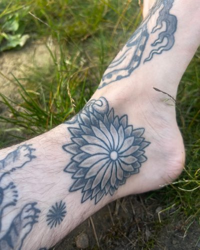 shaded chrysanthemum in Ornamental style on Leg by studio gamine Freiburg im Breisgau
