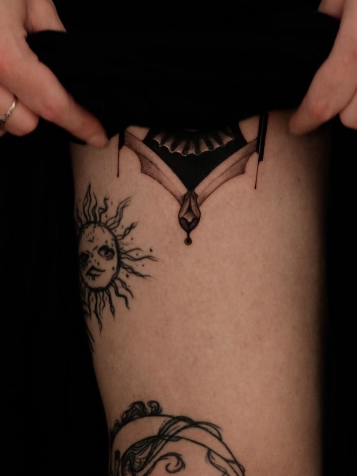 Sonne Blackwork Oberschenkel-Tattoo im Style auf Oberschenkel von lucy tattoo hamburg in