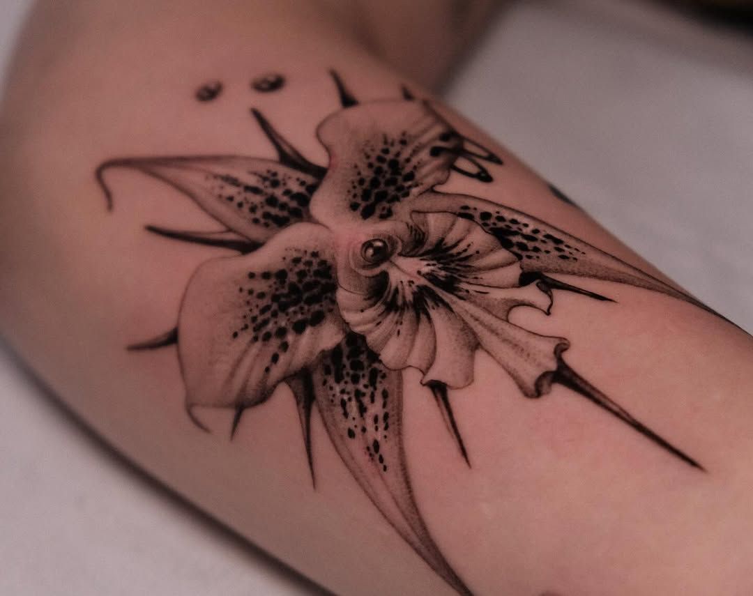 Blume Illustrative Unterarm-Tattoo im Style auf Unterarm von lucy tattoo hamburg in
