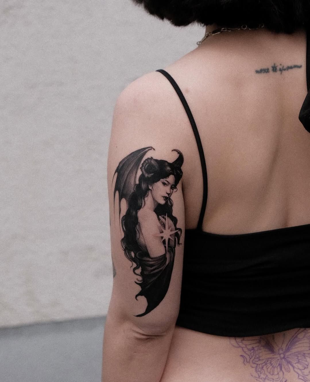 Dämonin Illustrative Oberarm-Tattoo im Style auf Oberarm von lucy tattoo hamburg in
