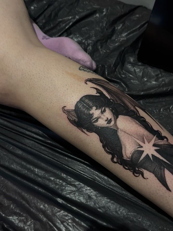 Dämonin Illustrative Wade-Tattoo im Style auf Wade von lucy tattoo hamburg in