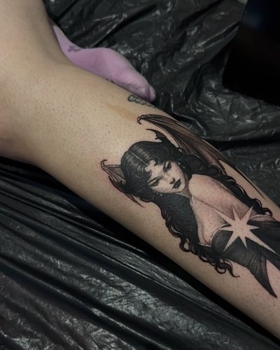 Dämonin Illustrative Wade-Tattoo im Style auf Wade von lucy tattoo hamburg in