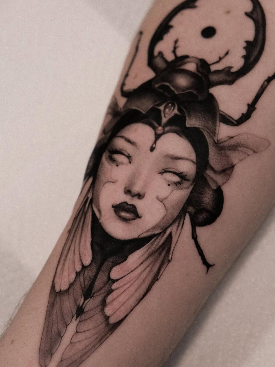 Frauenportrait Käfer Illustrative Unterarm-Tattoo im Style auf Unterarm von lucy tattoo hamburg in