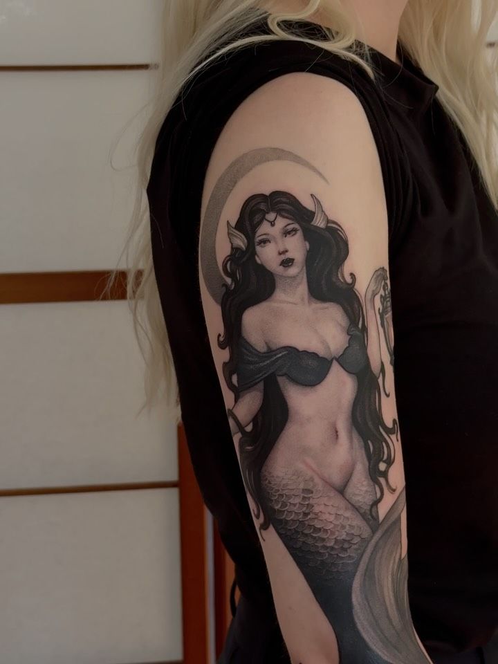 Meerjungfrau Illustrative Oberarm-Tattoo im Style auf Oberarm von lucy tattoo hamburg in