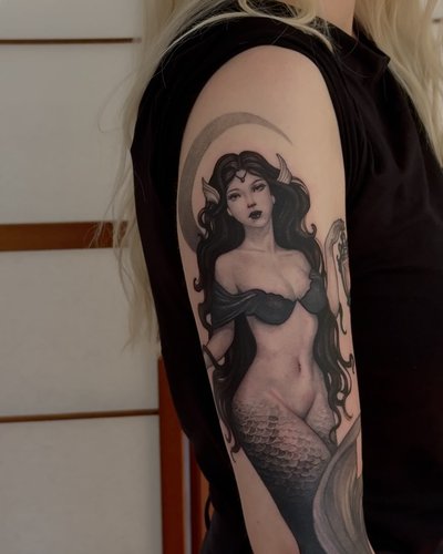 Meerjungfrau Illustrative Oberarm-Tattoo im Style auf Oberarm von lucy tattoo hamburg in