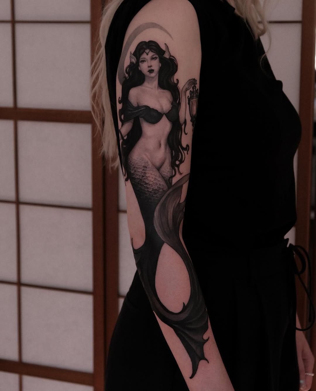 Meerjungfrau Illustrative Oberarm-Tattoo im Style auf Oberarm von lucy tattoo hamburg in