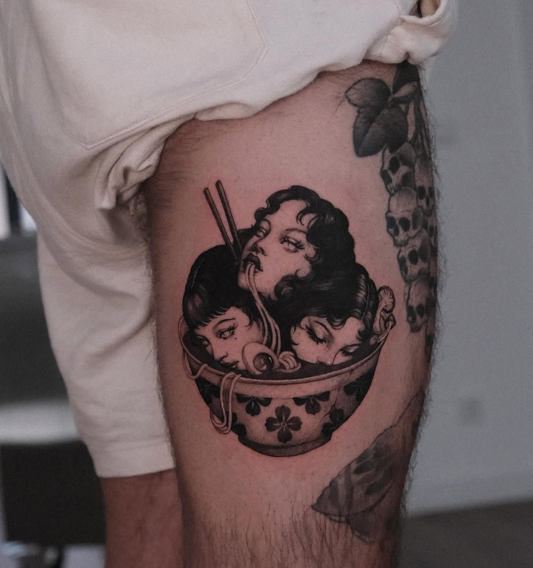 Ramen Schüssel Köpfe Illustrative Oberschenkel-Tattoo im Style auf Oberschenkel von lucy tattoo hamburg in