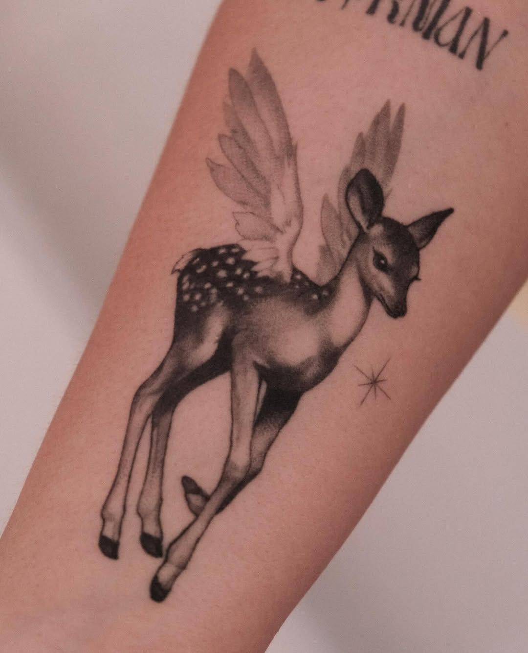Rehkitz Flügel Illustrative Unterarm-Tattoo im Style auf Unterarm von lucy tattoo hamburg in