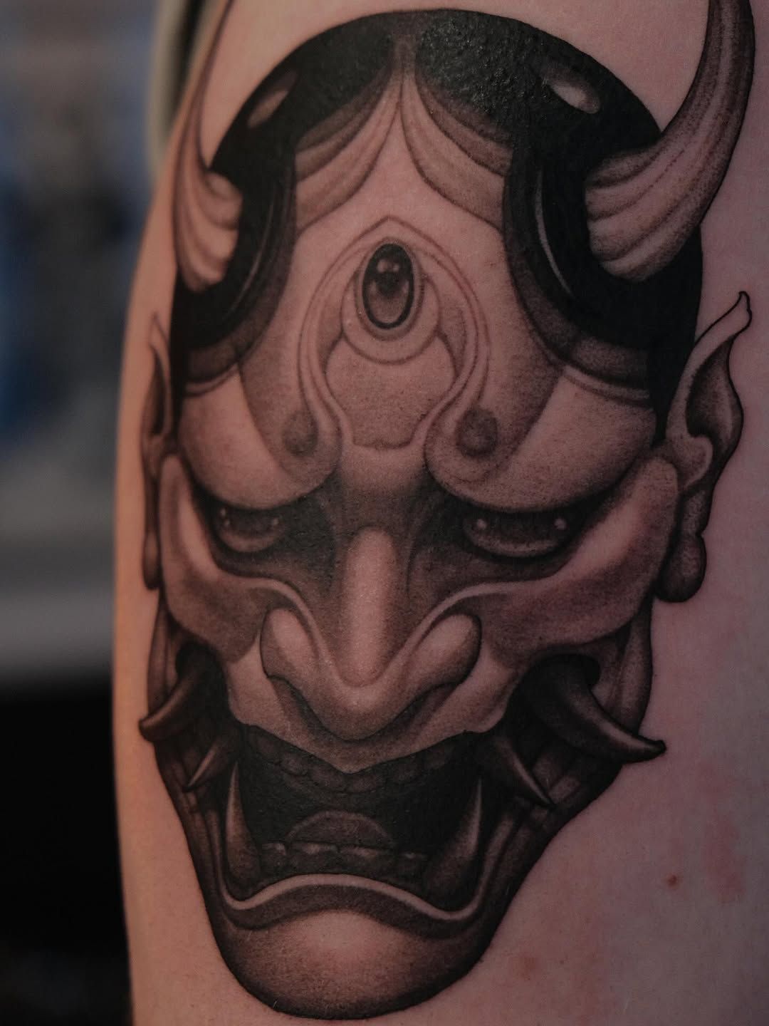 Hannya Maske Japanese Oberarm-Tattoo im Style auf Oberarm von lucy tattoo hamburg in