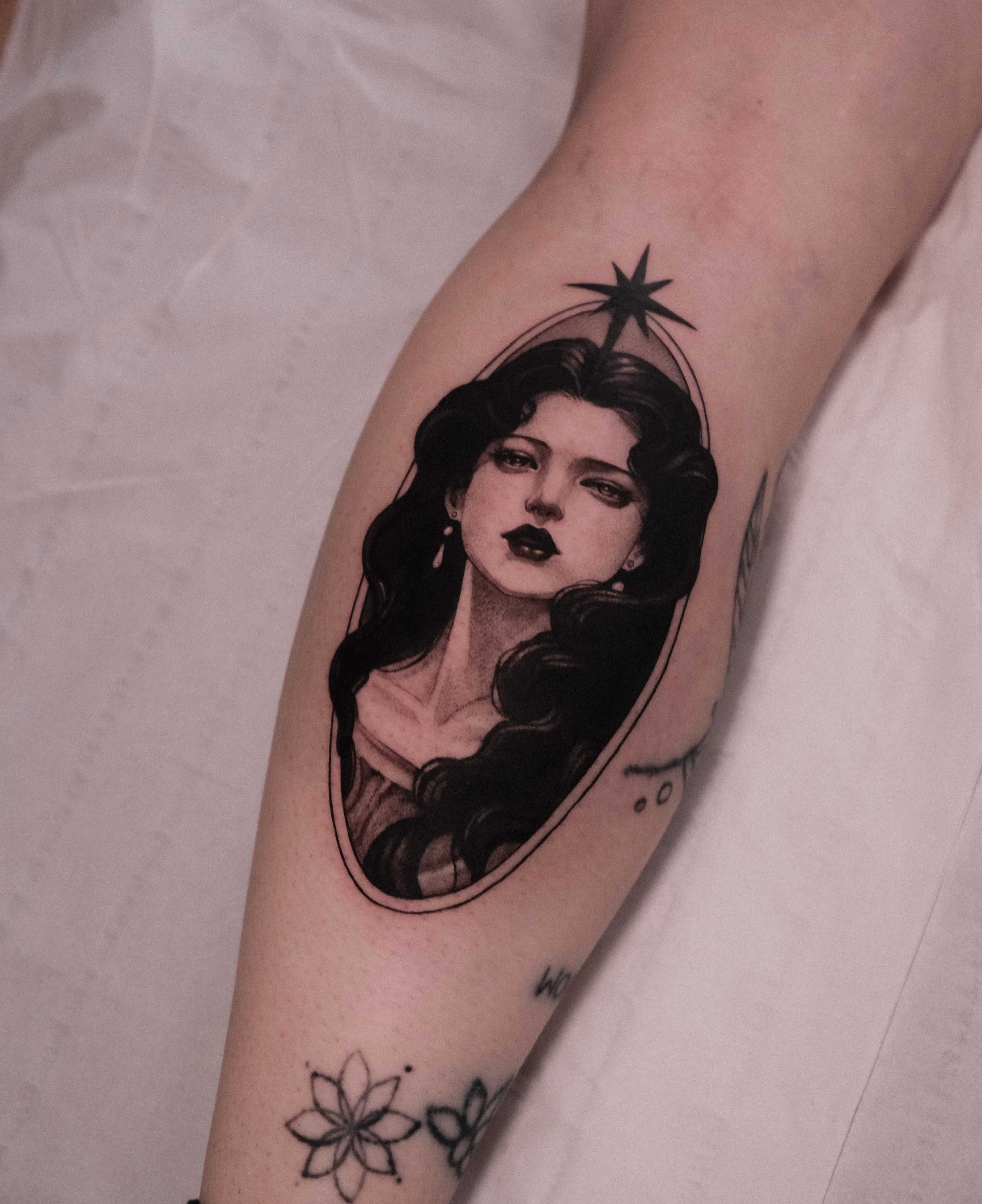 Frauenportrait Portrait Unterarm-Tattoo im Style auf Unterarm von lucy tattoo hamburg in
