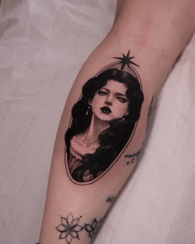 Frauenportrait Portrait Unterarm-Tattoo im Style auf Unterarm von lucy tattoo hamburg in