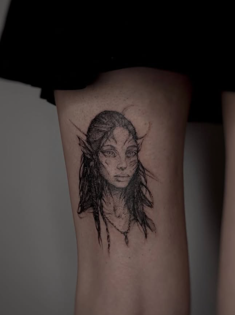 Bold Lettering Avatar Thigh Tattoo by mansiehtsichmal.tattoo in Leipzig
