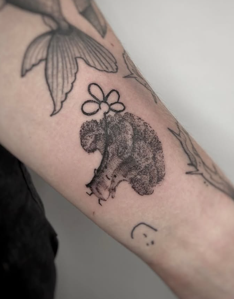 Black & Gray Brokkoli mit Blume Tattoo by mansiehtsichmal.tattoo in Leipzig