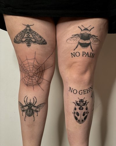 diverse Insekten, Spinnennetz & Lettering Beine im Blackwork Style auf Oberschenkel von Pretty Bold in Hamburg