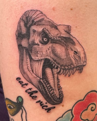 eat-the-rich T-Rex Oberarm im Blackwork Style auf von Pretty Bold in Hamburg