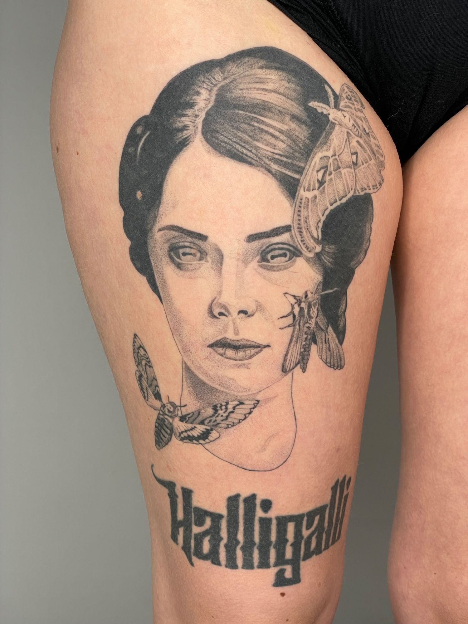 Hexenportrait Oberschenkel in Blackwork style on Thigh by Pretty Bold Hamburg