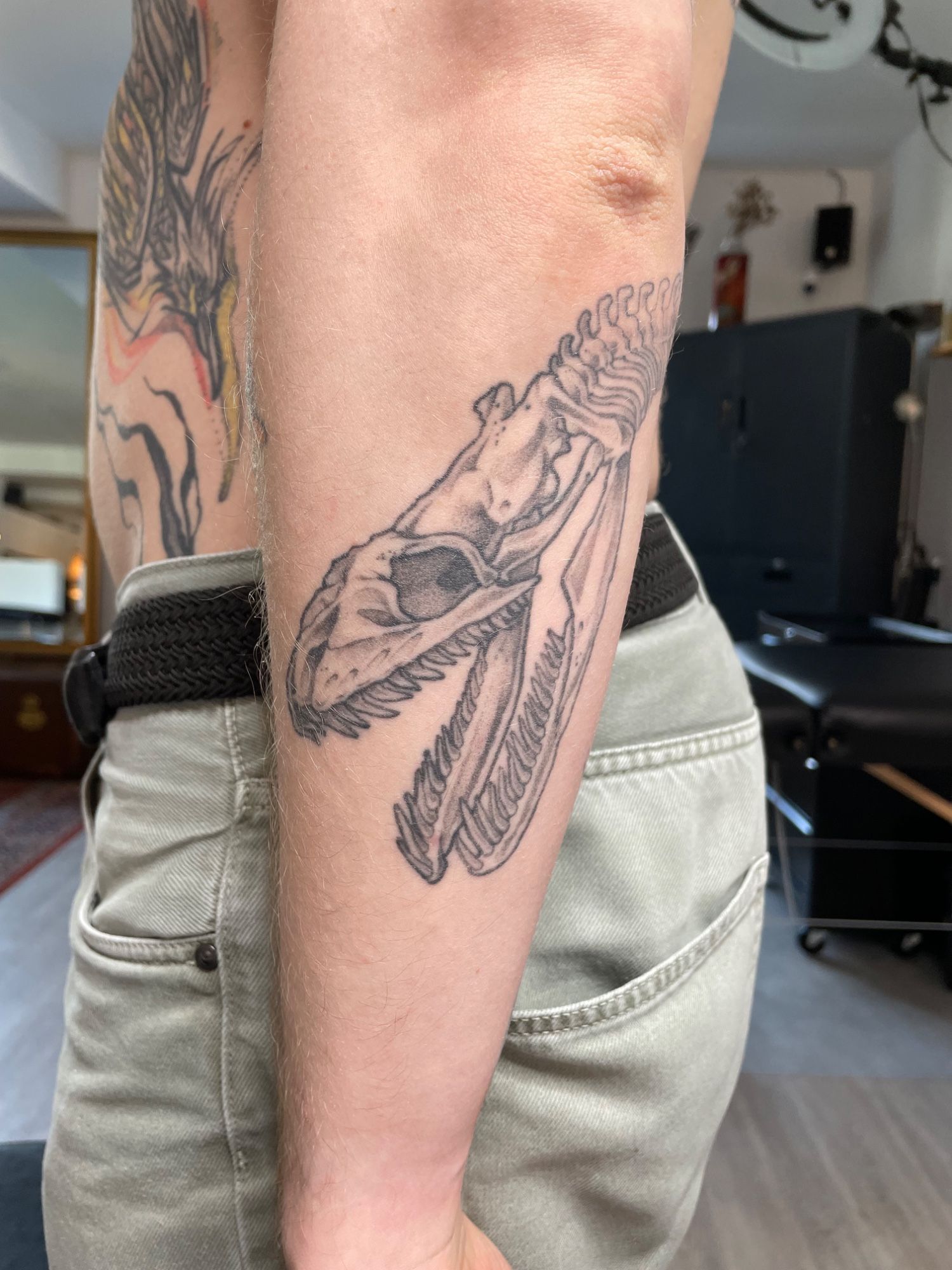 Schlangenschädel Unterarm im Blackwork Style auf von Pretty Bold in Hamburg