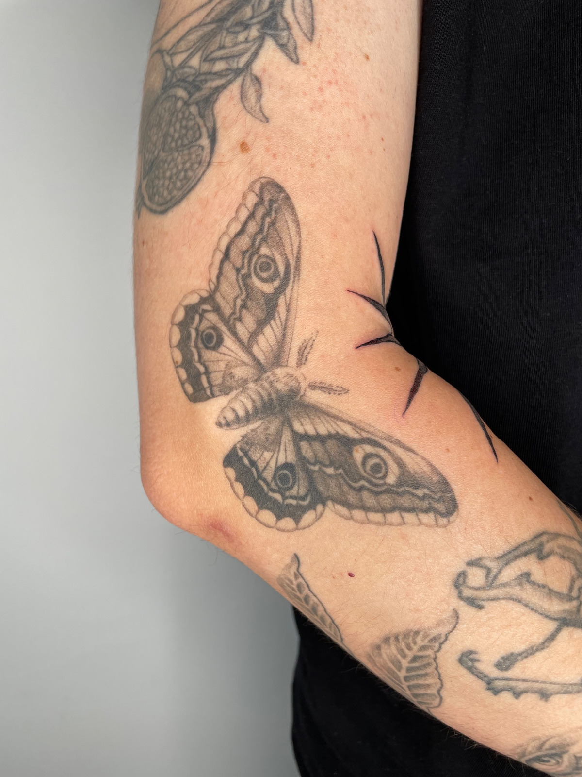 Schmetterling Arm im Fineline Style auf Unterarm von Arne Kellermann in Hamburg