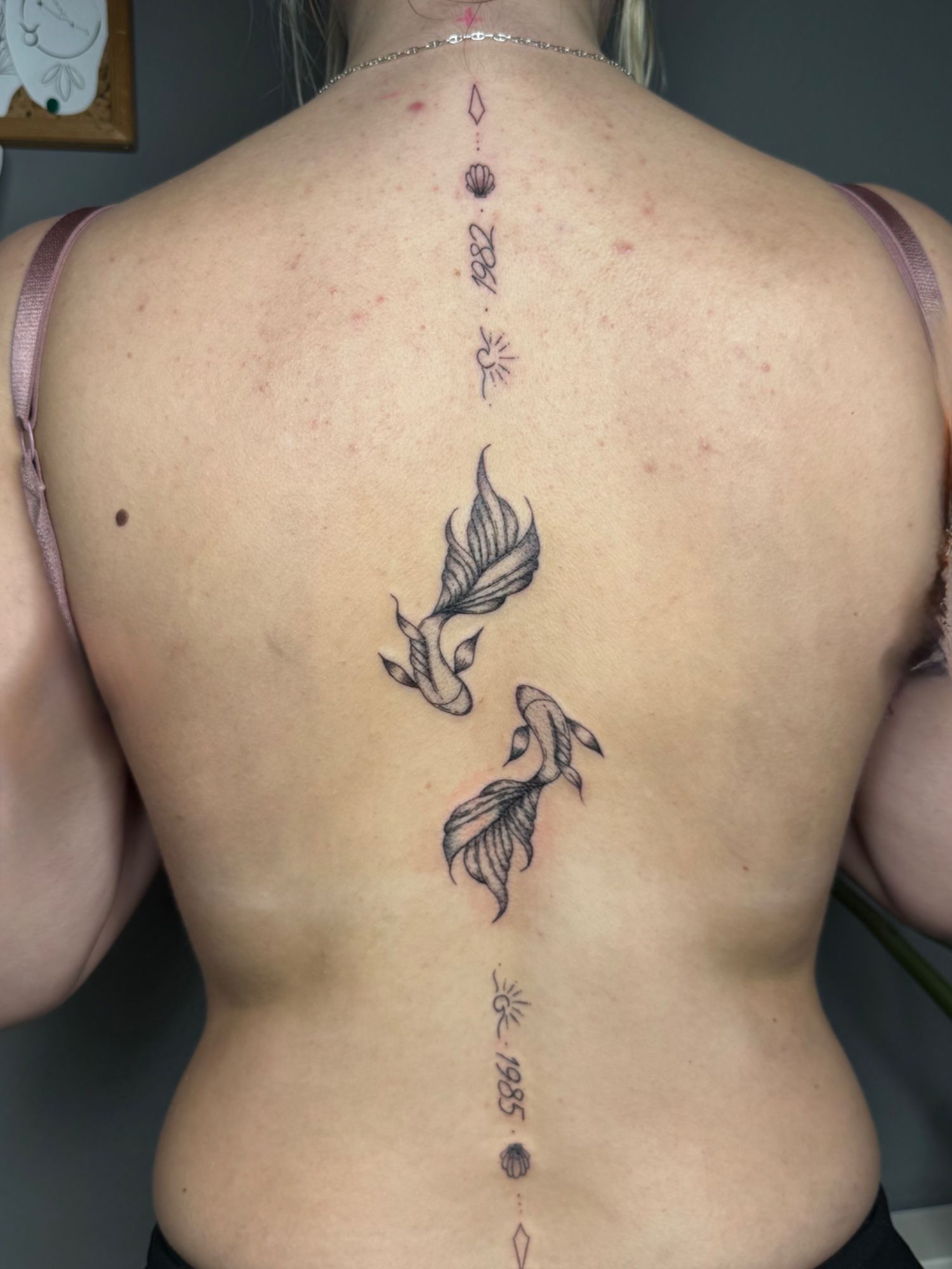 Backpiece Kois im Black & Gray Style auf Rücken von faeser_inkz in Bramsche