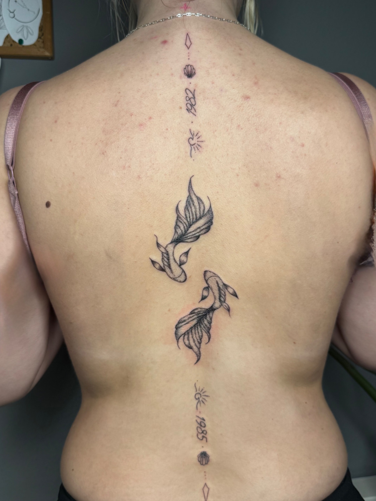 Backpiece Kois im Black & Gray Style auf Rücken von faeser_inkz in Bramsche