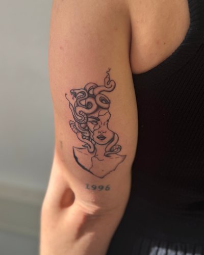 Medusa Oberarm im Black & Gray Style auf von Windstill Tattoo in Bramsche