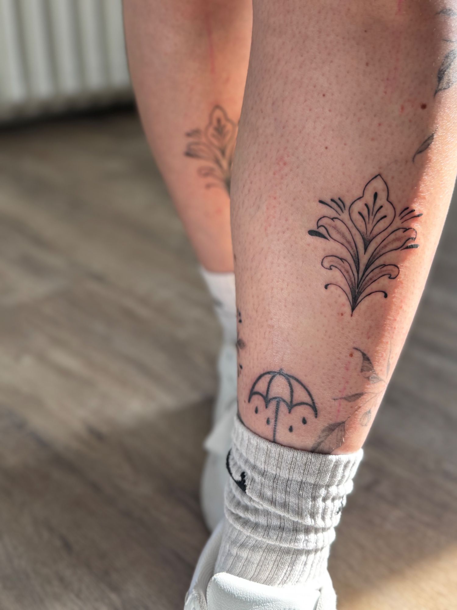 Ornament symmetrisch im Black & Gray Style auf Schienbein von faeser_inkz in Bramsche