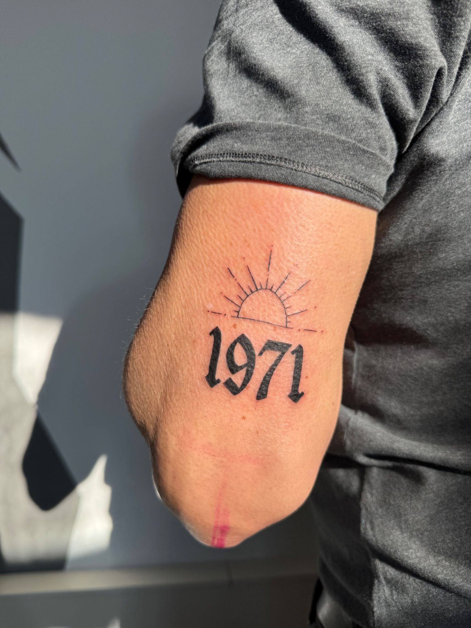 Geburtsjahr mit Ornament im Blackwork Style auf Oberarm von faeser_inkz in Bramsche