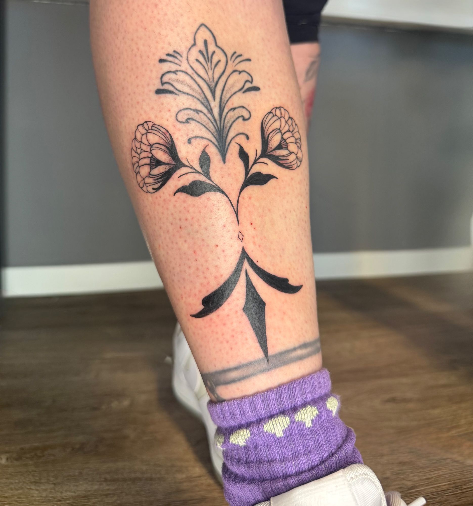 Ornament floral im Blackwork Style auf Schienbein von faeser_inkz in Bramsche