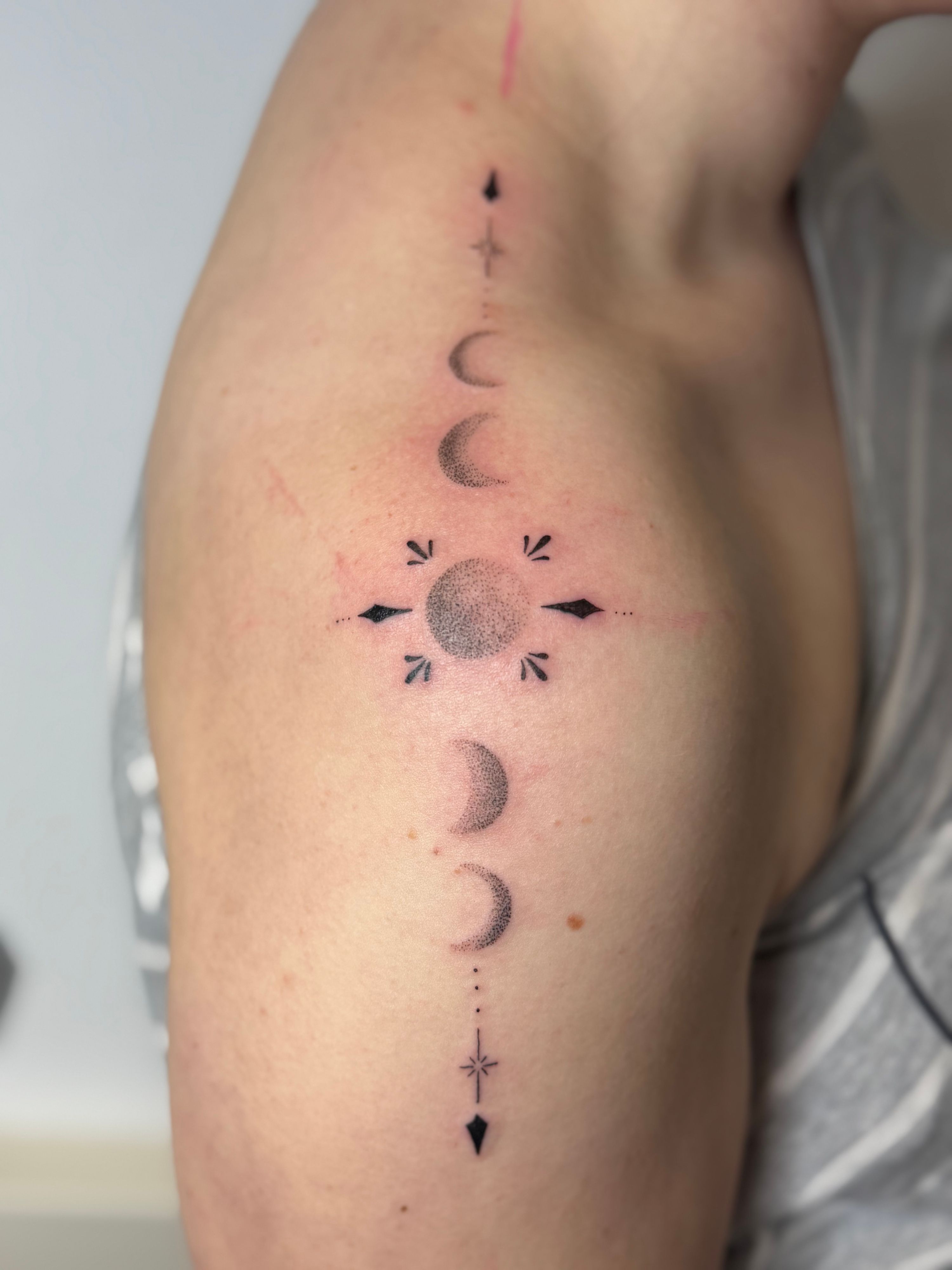 Ornament Schulter im Dotwork Style auf Oberarm von faeser_inkz in Bramsche