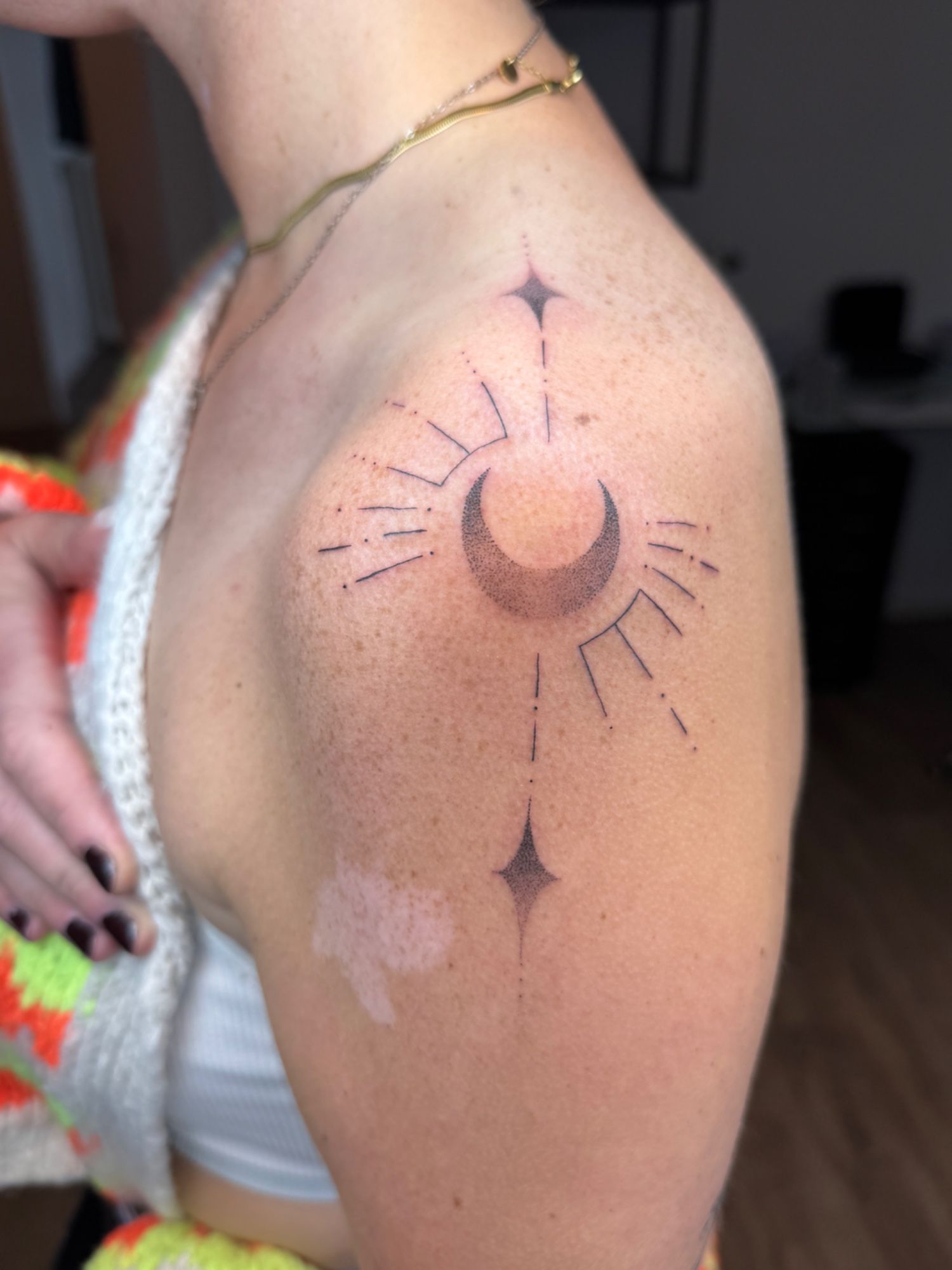 Ornament im Dotwork Style auf Schulter von faeser_inkz in Bramsche