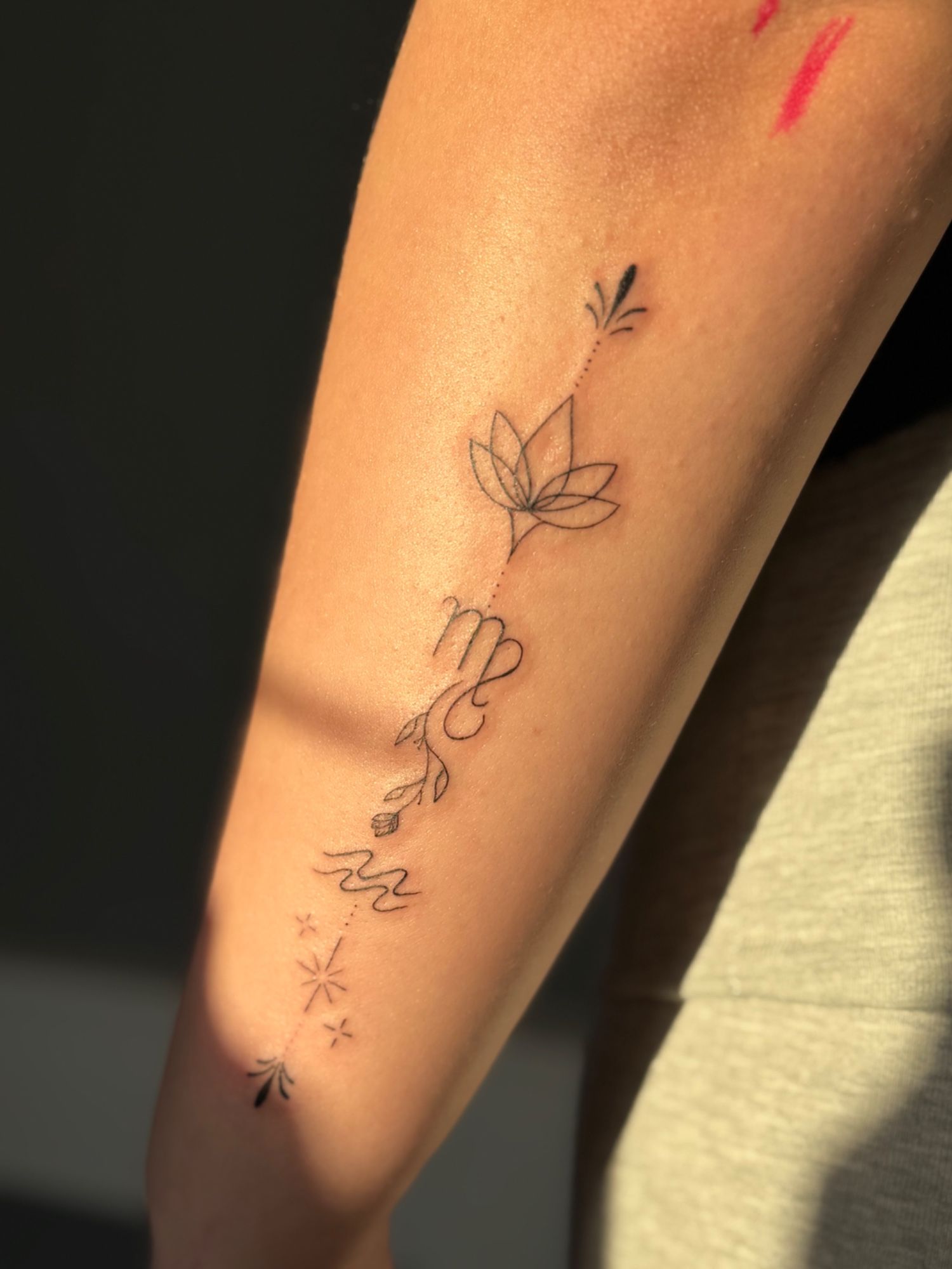 Ornament mit Sternzeichen im Fineline Style auf Unterarm von faeser_inkz in Bramsche