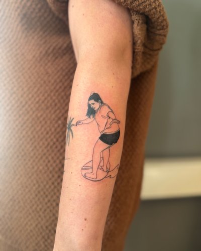 Surfer Unterarm im Fineline Style auf von Windstill Tattoo in Bramsche