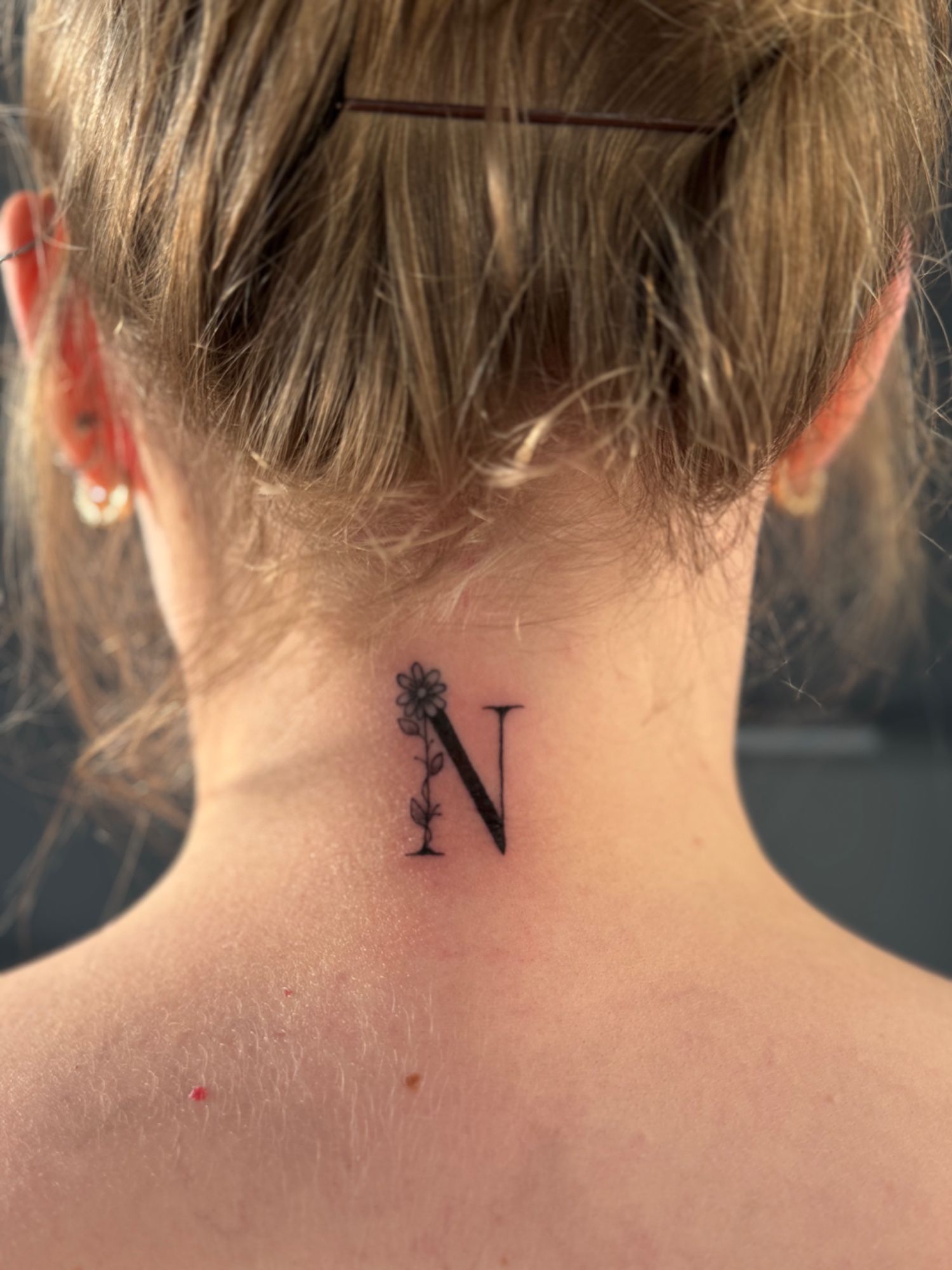 Buchstabe floral im Botanical, Style auf Nacken von faeser_inkz in Bramsche