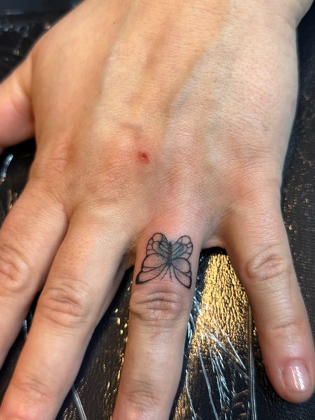Schmetterling Finger in Botanical, Floral style on by Windstill Tattoo Bramsche