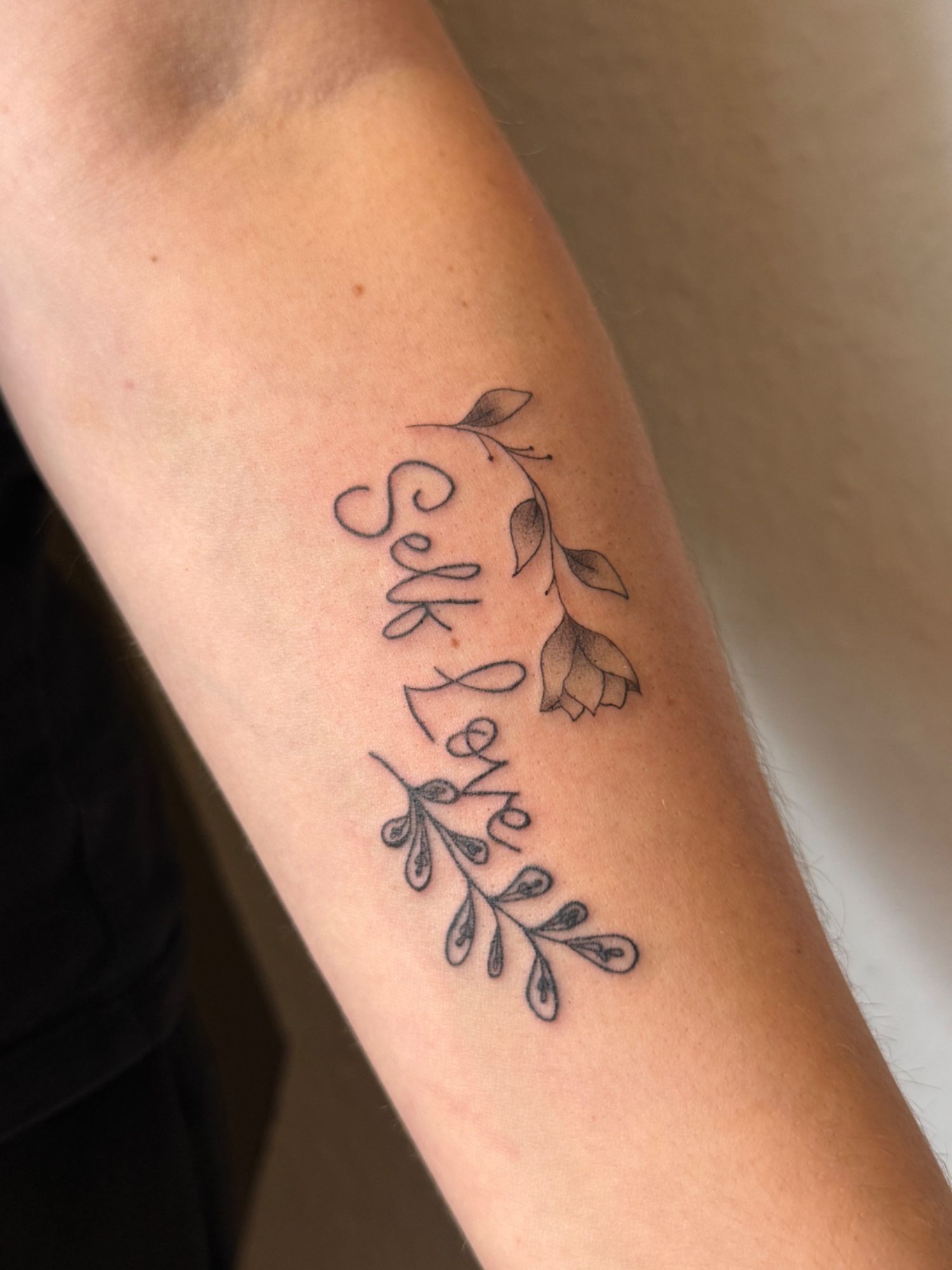 Schriftzug floral im Botanical, Style auf Unterarm von faeser_inkz in Bramsche