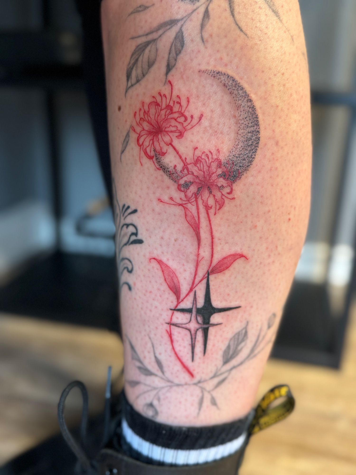 Spiderlily mit Mond im Botanical, Floral Style auf Schienbein von faeser_inkz in Bramsche