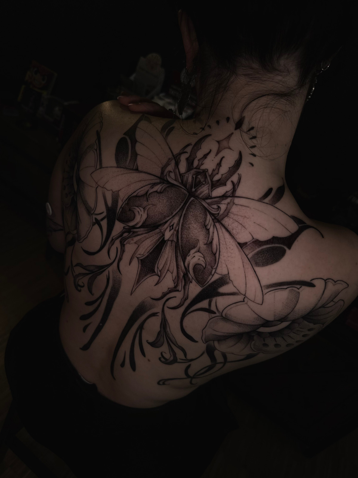 Backpiece im Black & Gray Style auf Wirbelsäule von Lessguilt in Recklinghausen