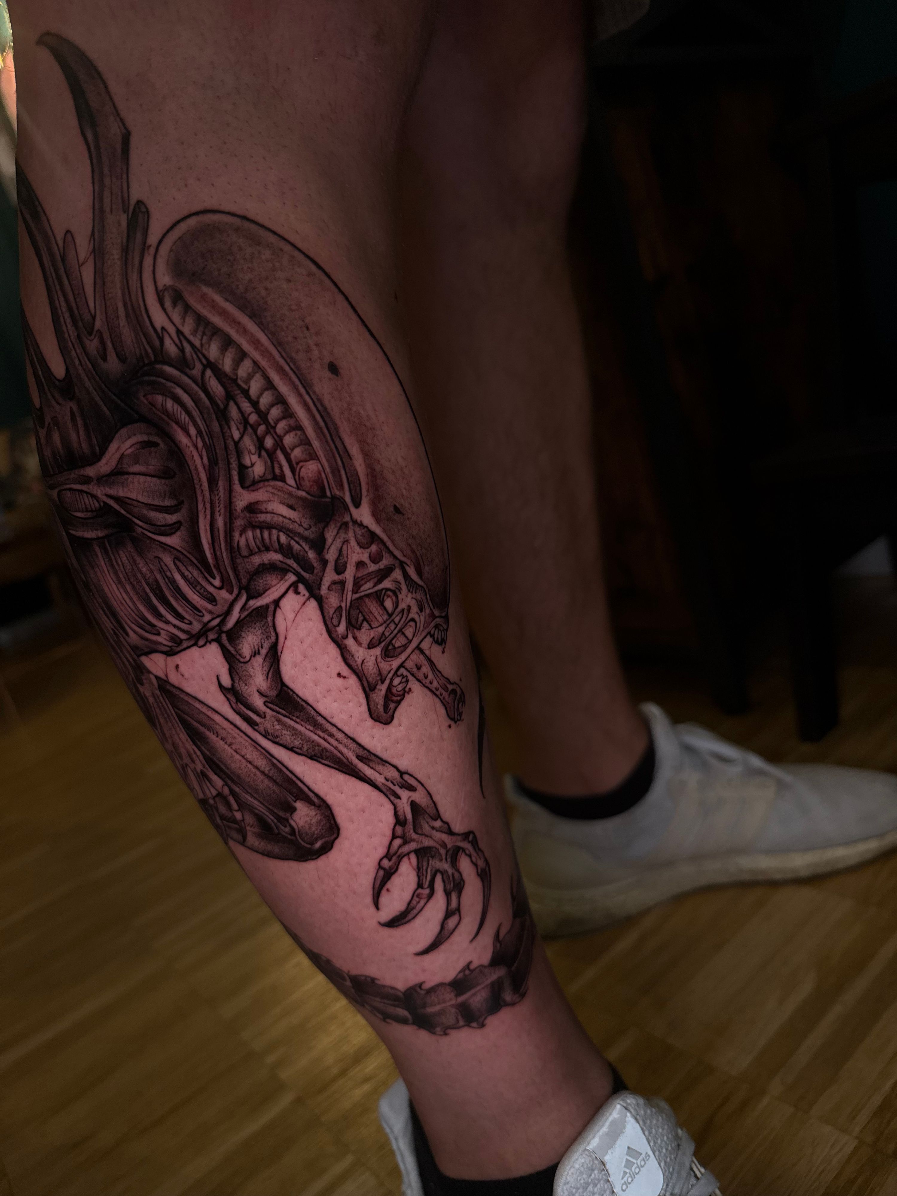 Xenomorph im Black & Gray Style auf Bein von Lessguilt in Recklinghausen