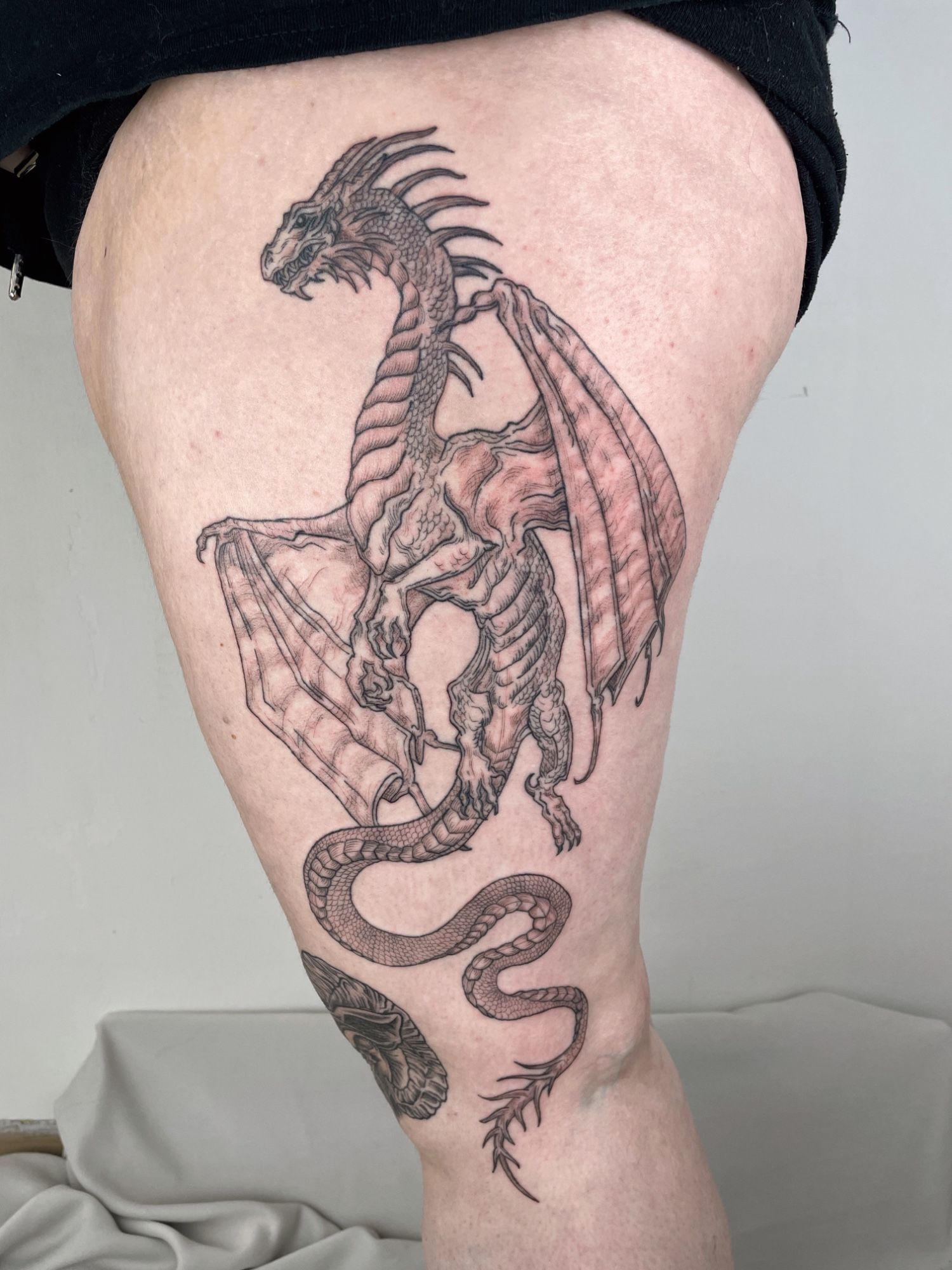 Drache Fantasy im Etching (Engraving) Style auf Oberschenkel von Rosmarin&Thymian Tattoo in Osnabrück