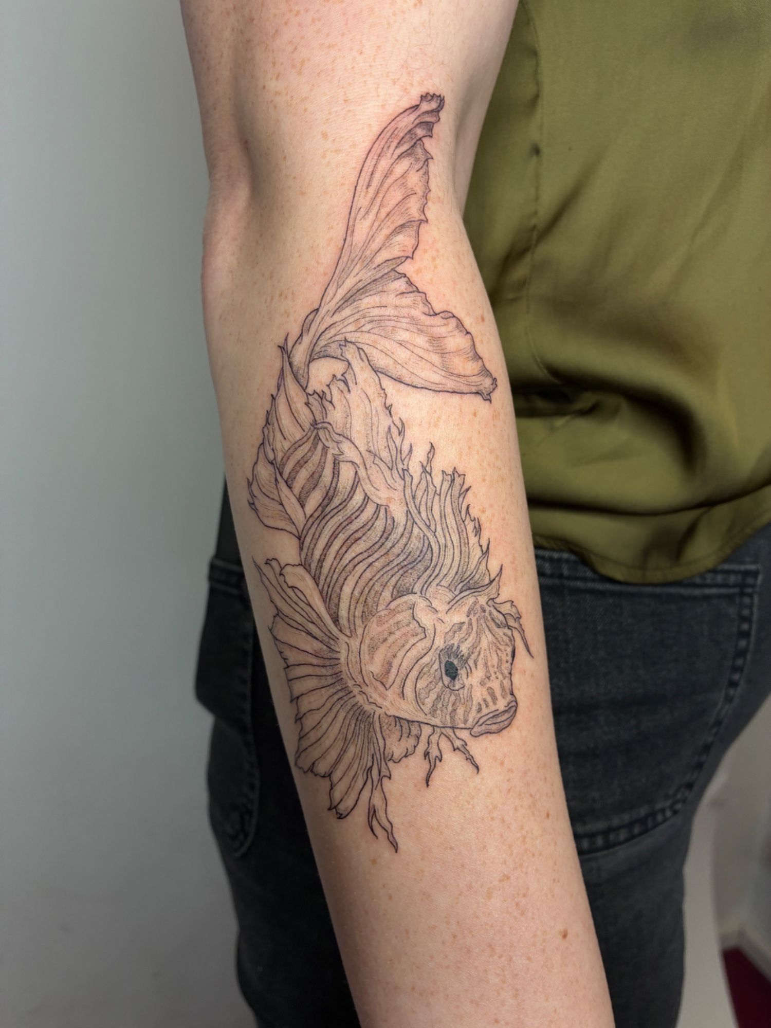 Fantasy - Fisch im Etching (Engraving) Style auf Unterarm von Rosmarin&Thymian Tattoo in Osnabrück