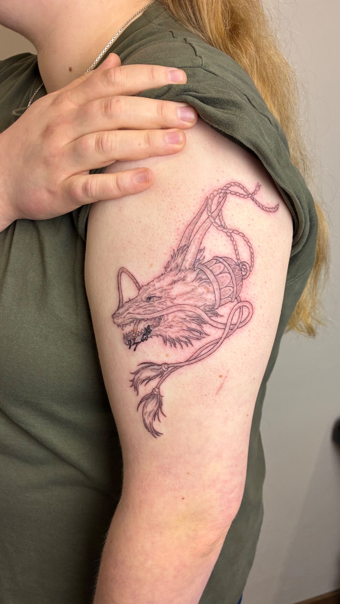 Ghibli Haku Tattoo im Etching (Engraving) Style auf Oberarm von Rosmarin&Thymian in Osnabrück