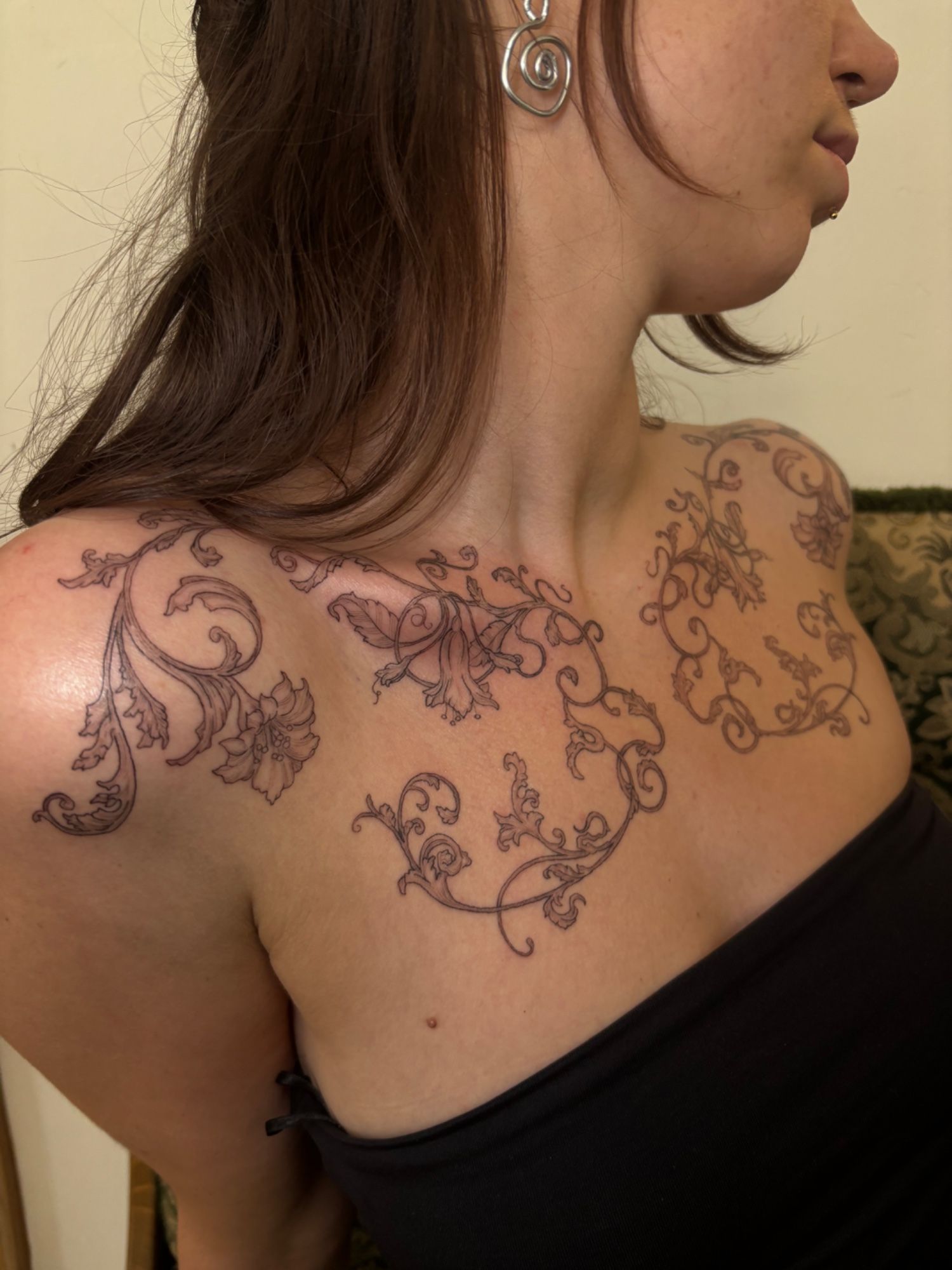 Ornamentales Chestpiece im Etching (Engraving) Style von Rosmarin&Thymian Tattoo in Osnabrück