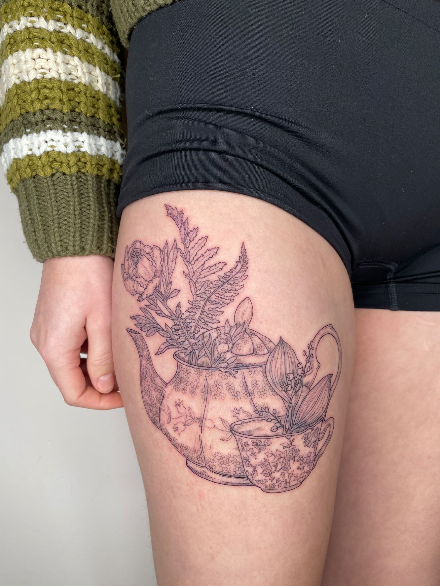 Teatime with flowers im Etching (Engraving) Style von Rosmarin&Thymian Tattoo in Osnabrück