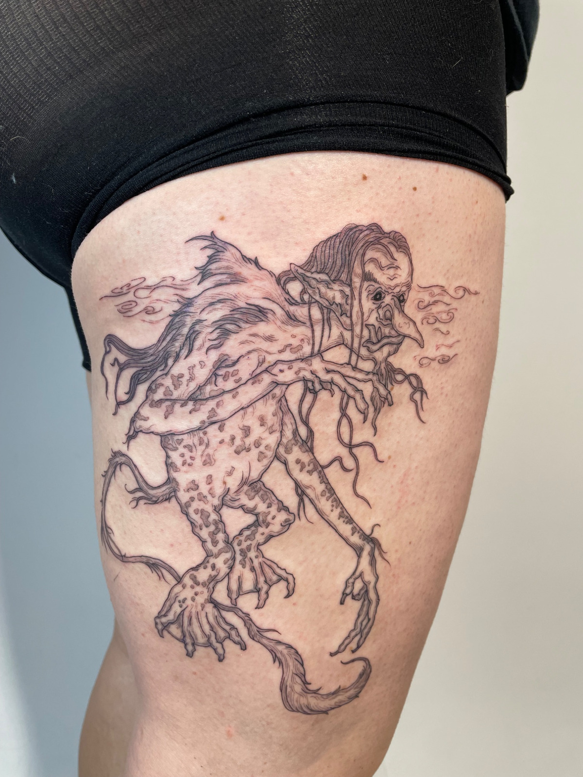 Troll Fantasy Mythologie im Etching (Engraving) Style auf Oberschenkel von Rosmarin&Thymian Tattoo