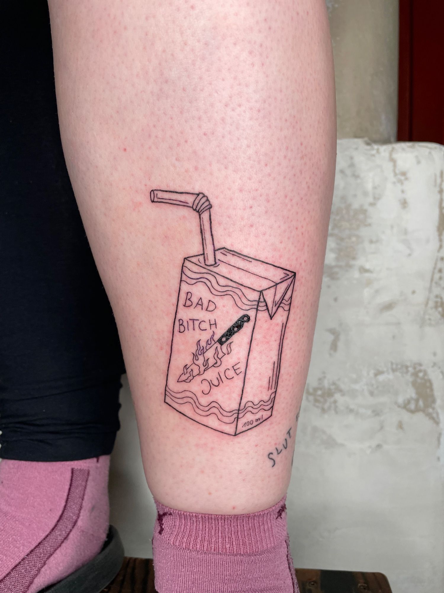 Feminist Tattoo im Line Work Style von Rosmarin&Thymian in Osnabrück