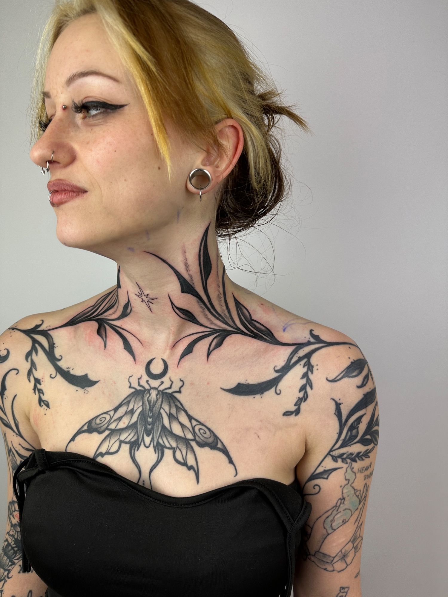 Blackwork und Motte im Black & Gray Style von Rougetattoos in Leipzig