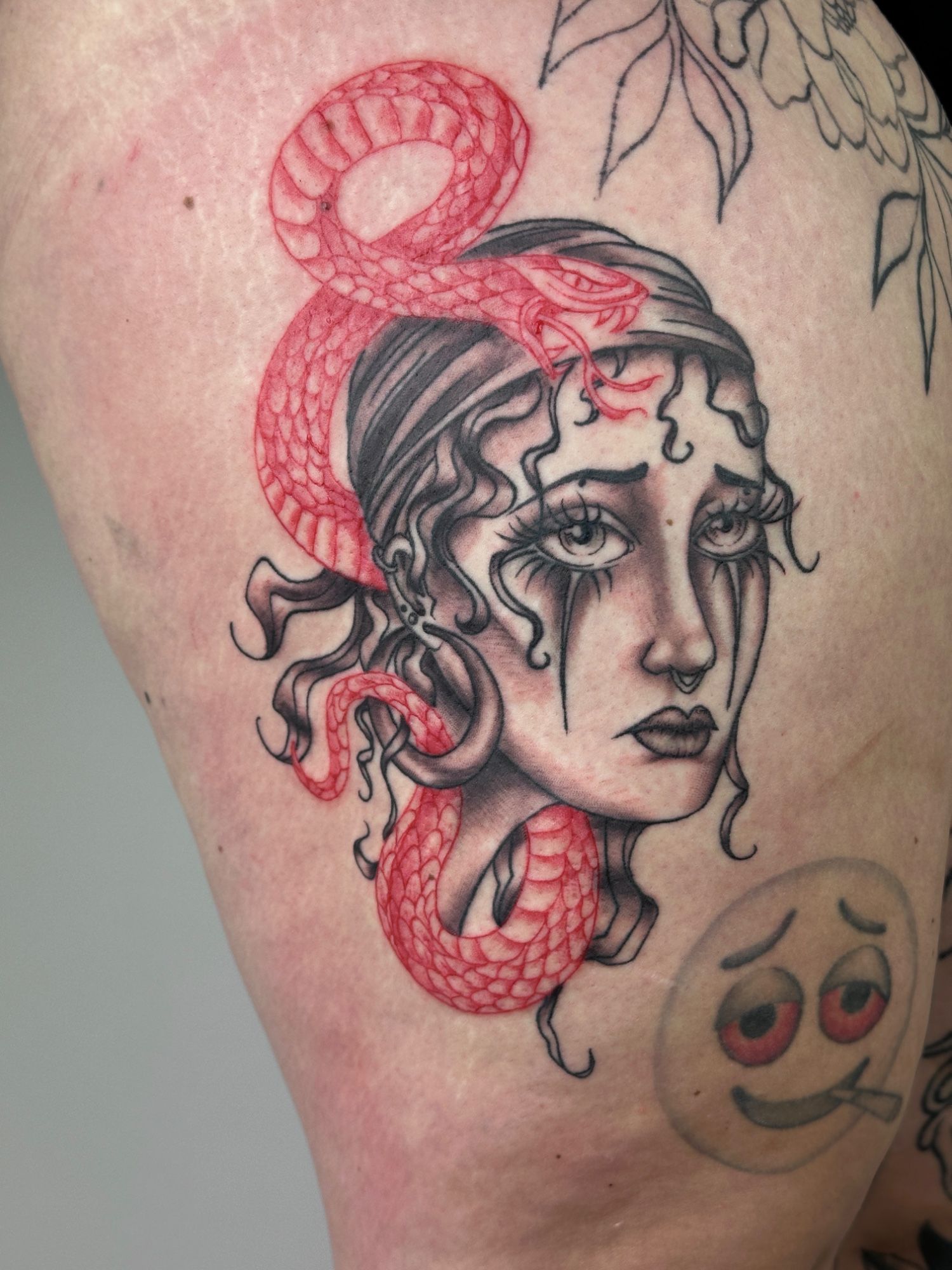 Frau mit Schlange im Black & Gray Style von Rougetattoos in Leipzig